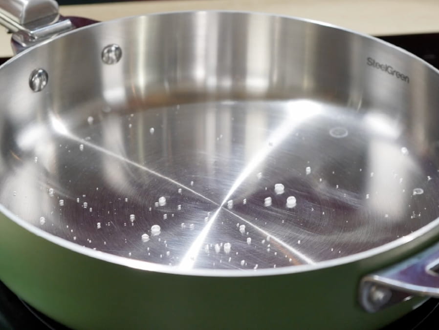 Diagrama de la gota de agua formando una esfera que rueda, indicando la temperatura perfecta (Efecto Leidenfrost).