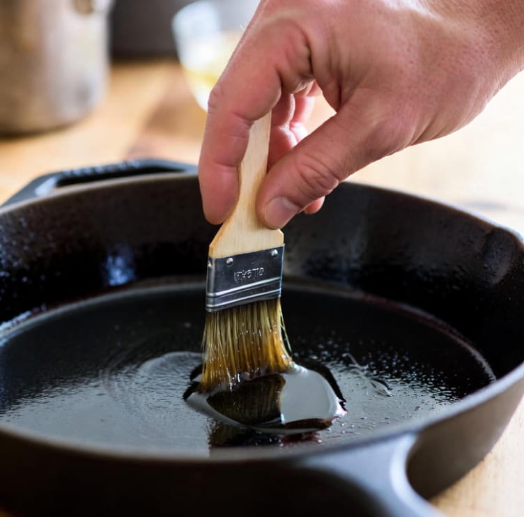 Aplicando una capa de aceite muy fina sobre el hierro fundido