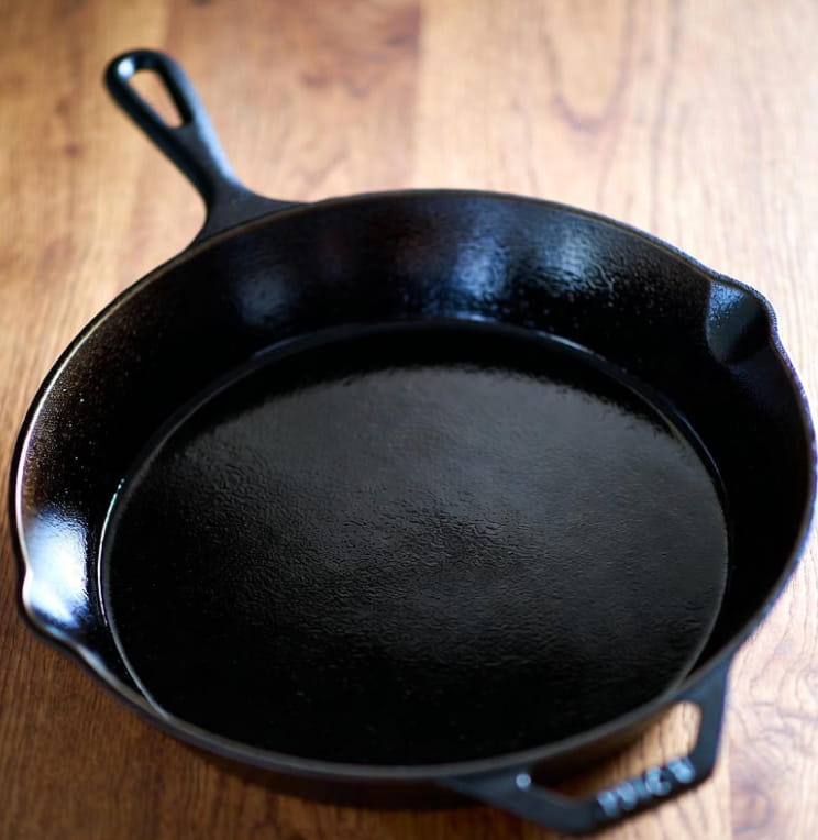 Sartén de hierro fundido con curado negro y brillante después de enfriarse