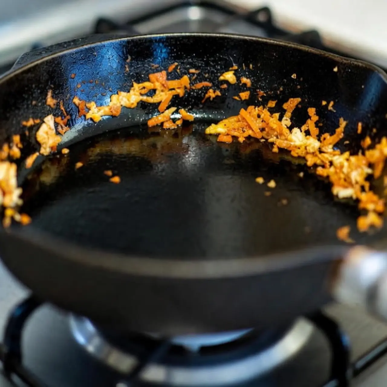 Alimento pegado a la superficie de una sartén antiadherente vieja