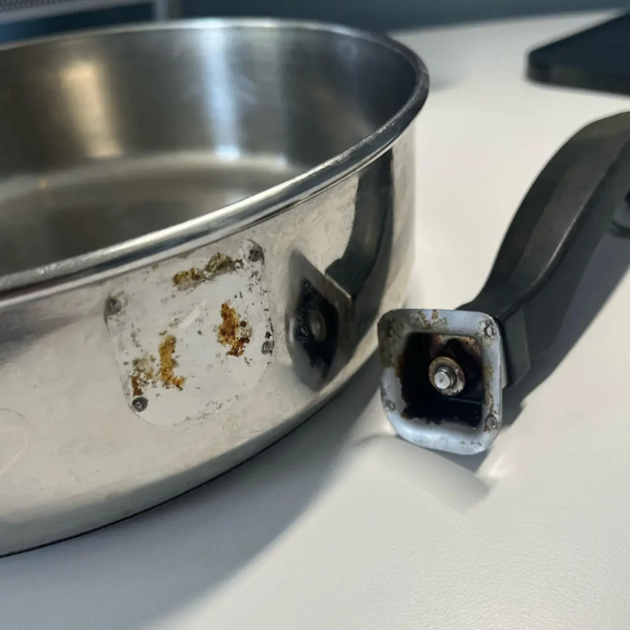 Detalle mango roto de una sartén