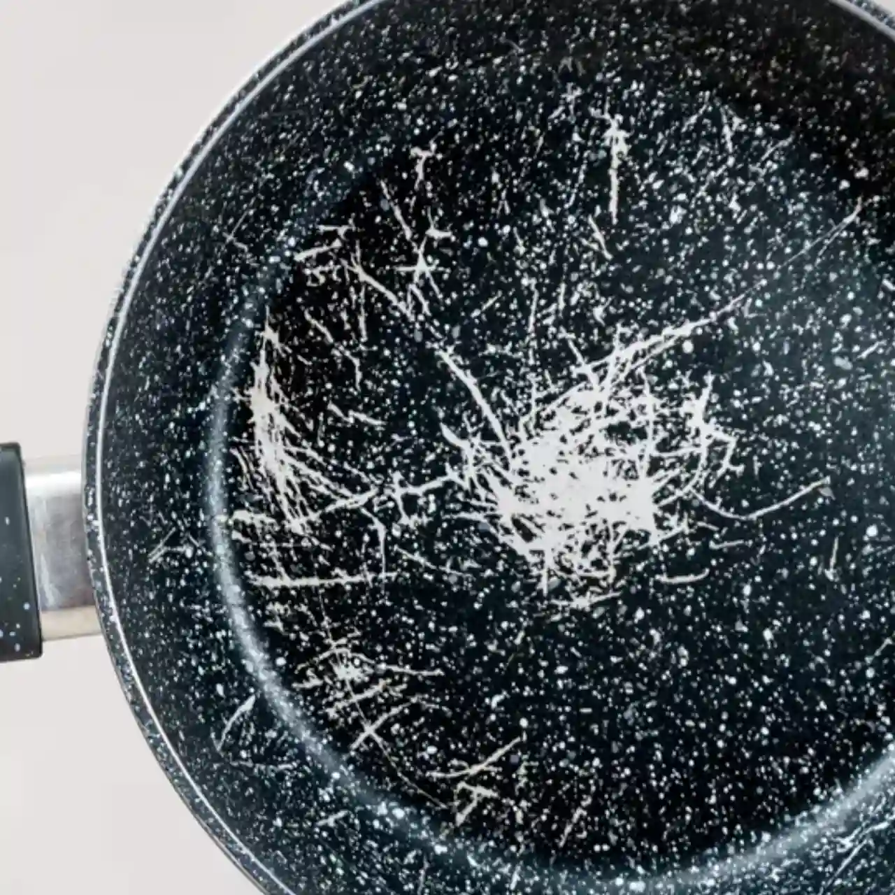 Sartén antigua con desgaste general por el paso del tiempo