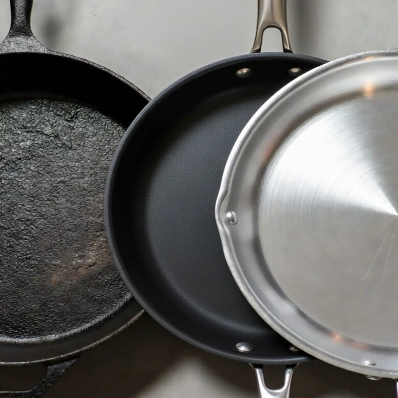 Comparativa visual entre una sartén de hierro fundido rugosa y una de teflón lisa.