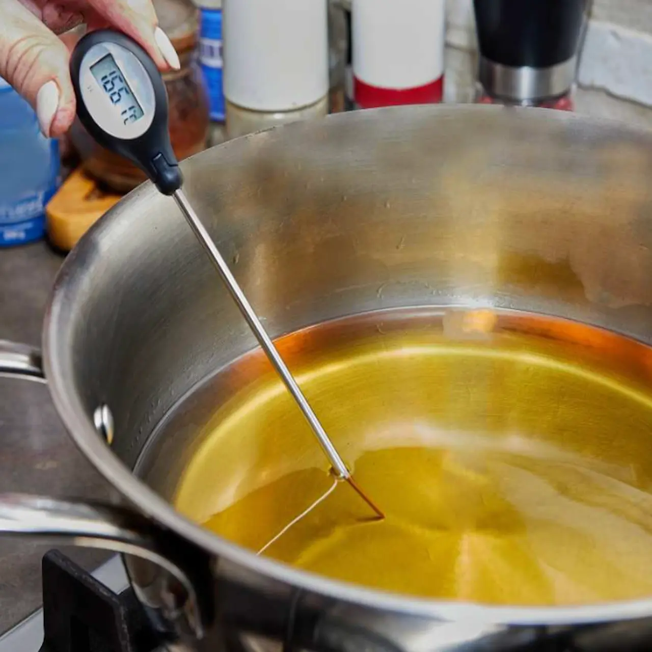 Aceite en sartén mostrando una textura brillante y fluida indicando temperatura correcta.