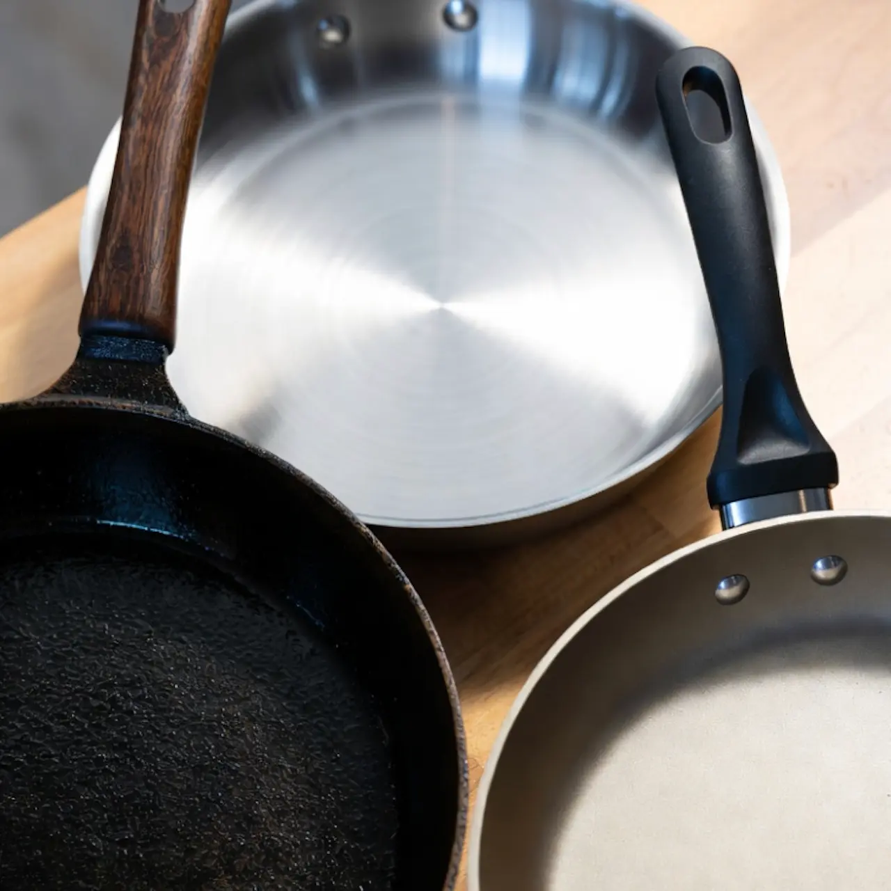 Tres tipos de sartenes con materiales diferentes.