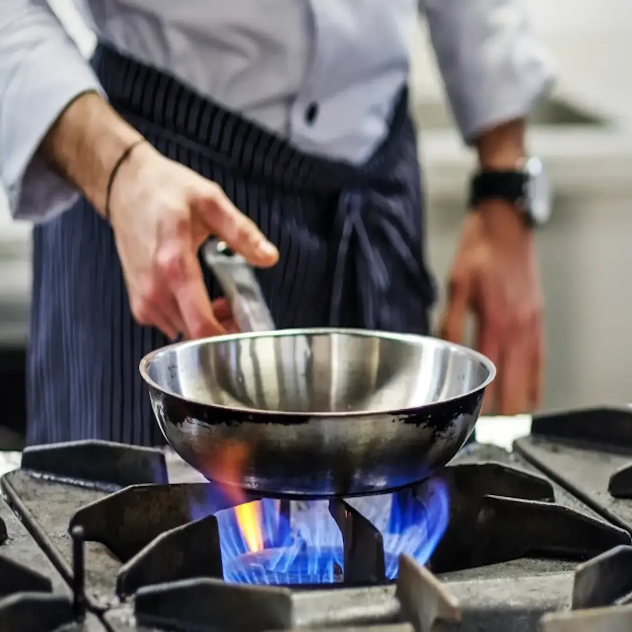 Paso 1: Calentar sartén de acero inoxidable vacía a fuego medio-alto durante 2-3 minutos