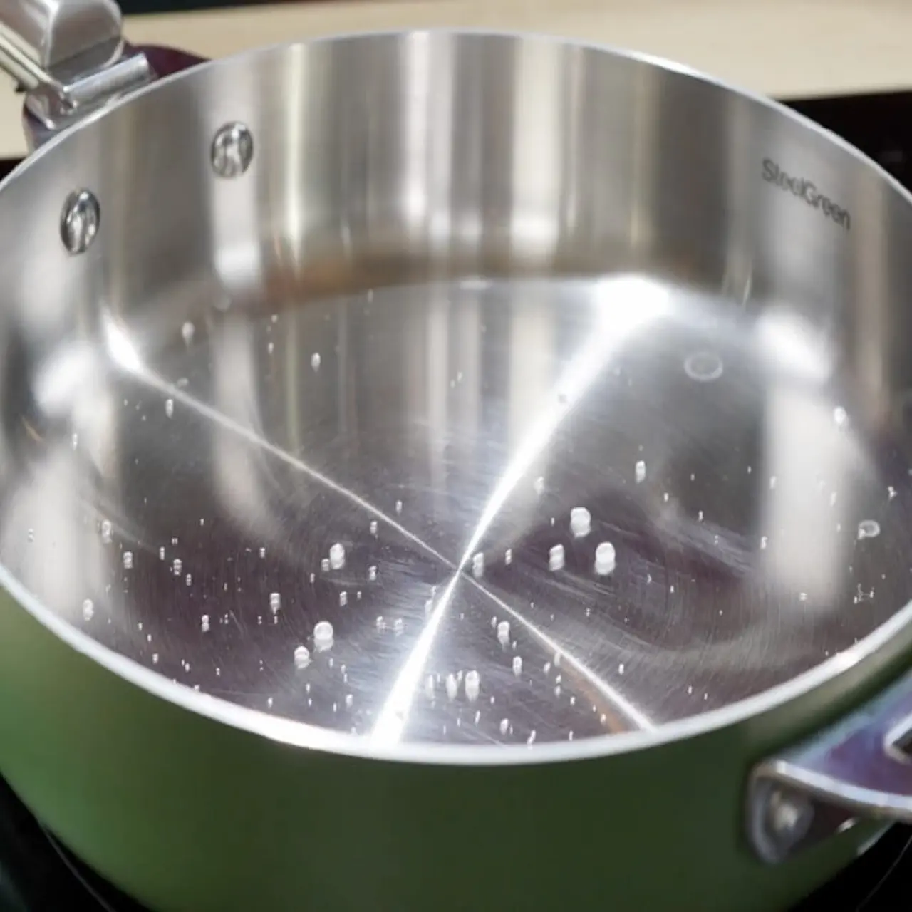 Paso 2: Gota de agua formando una bola que rueda sobre la sartén de acero - Efecto Leidenfrost