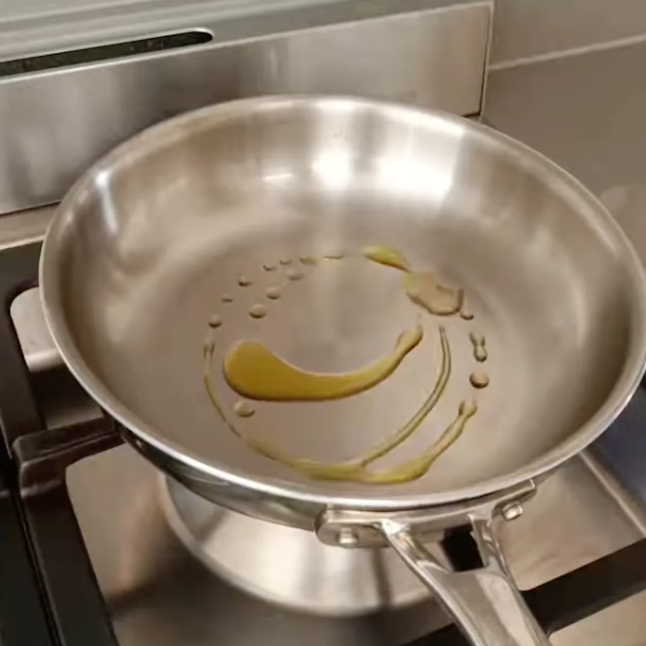 Paso 3: Aceite caliente brillante distribuyéndose uniformemente sobre la superficie de acero