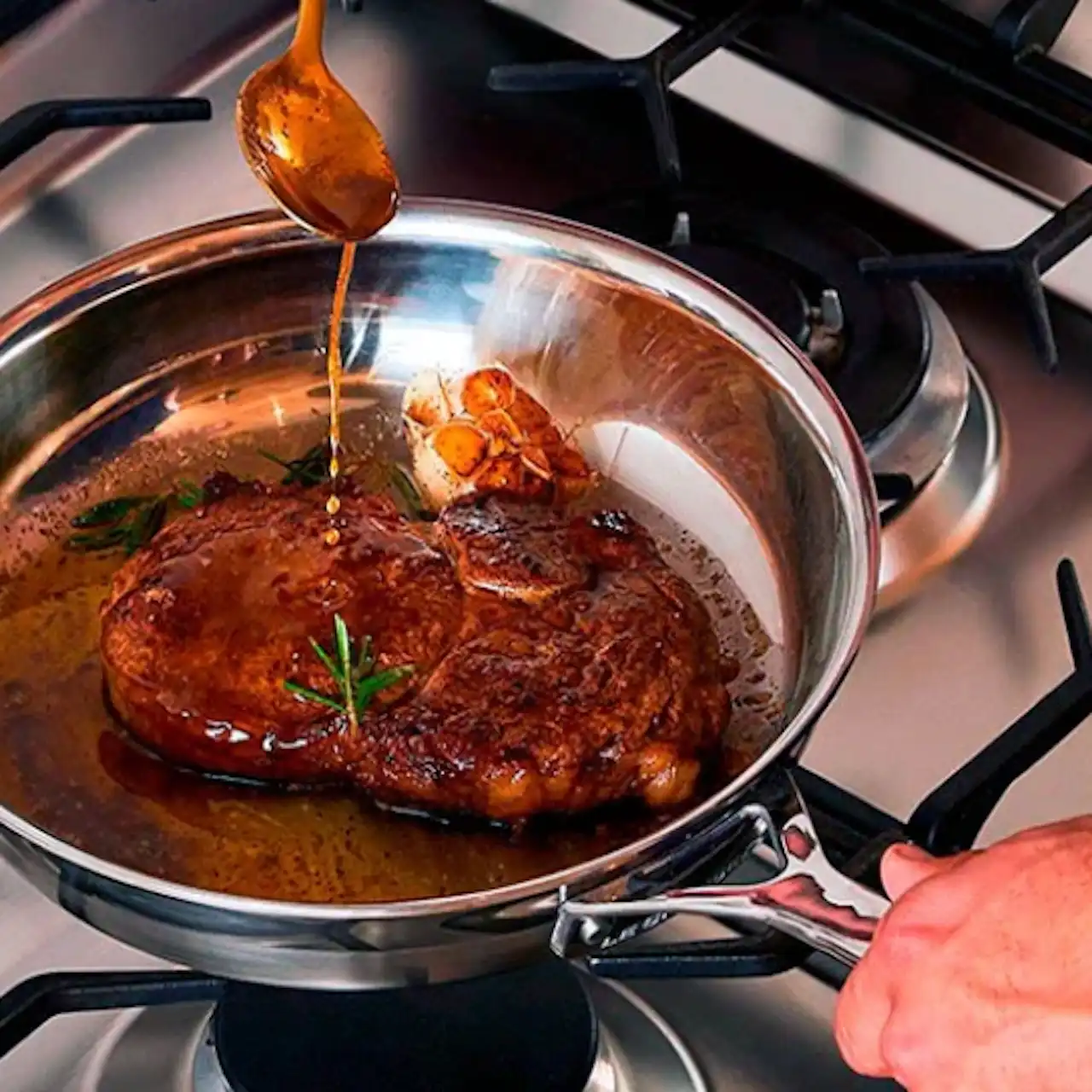 Paso 4: Carne sellándose y formando costra dorada en la sartén de acero sin pegarse