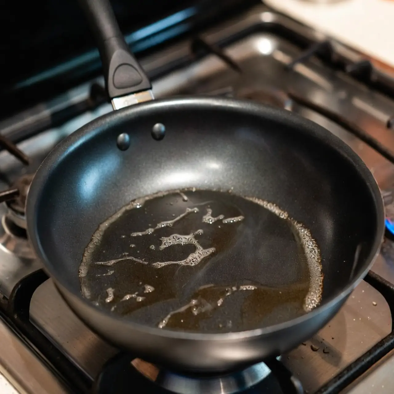 Paso 1: Aplicación de una fina capa de aceite sobre la superficie antiadherente para el curado inicial