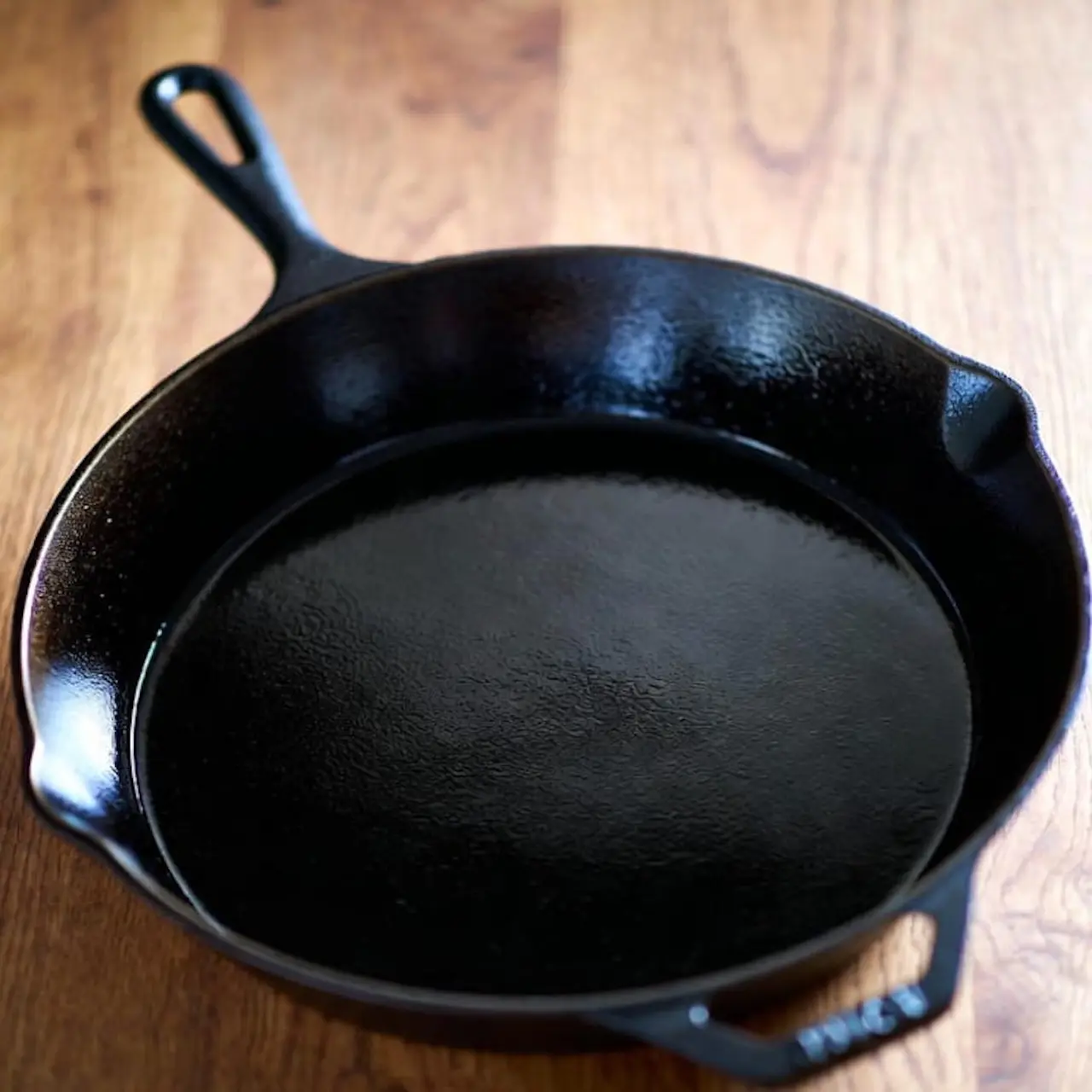 Sartén de hierro fundido con un acabado brillante y antiadherente tras completar varias capas de curado