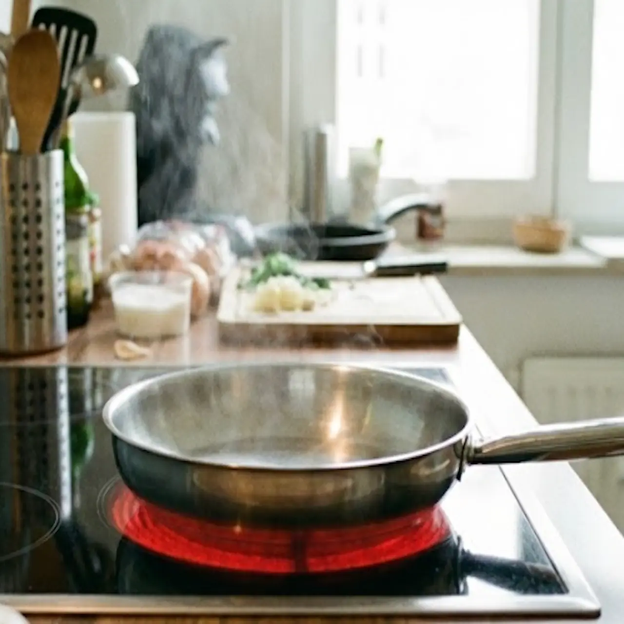 Sartén correctamente centrada sobre el fuego de la vitrocerámica con el diámetro adecuado.