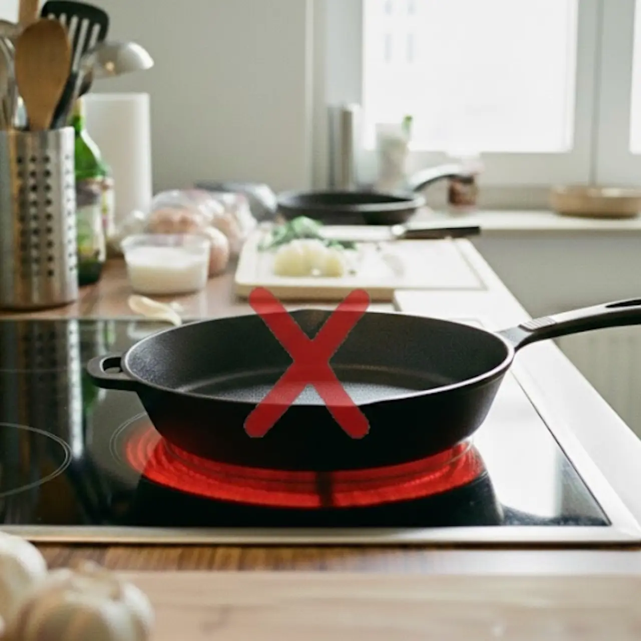 Sartén calentándose sin estar bien centrada en la vitrocerámica.