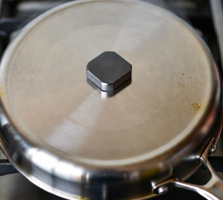 Prueba del imán en una sartén para comprobar si es apta para inducción